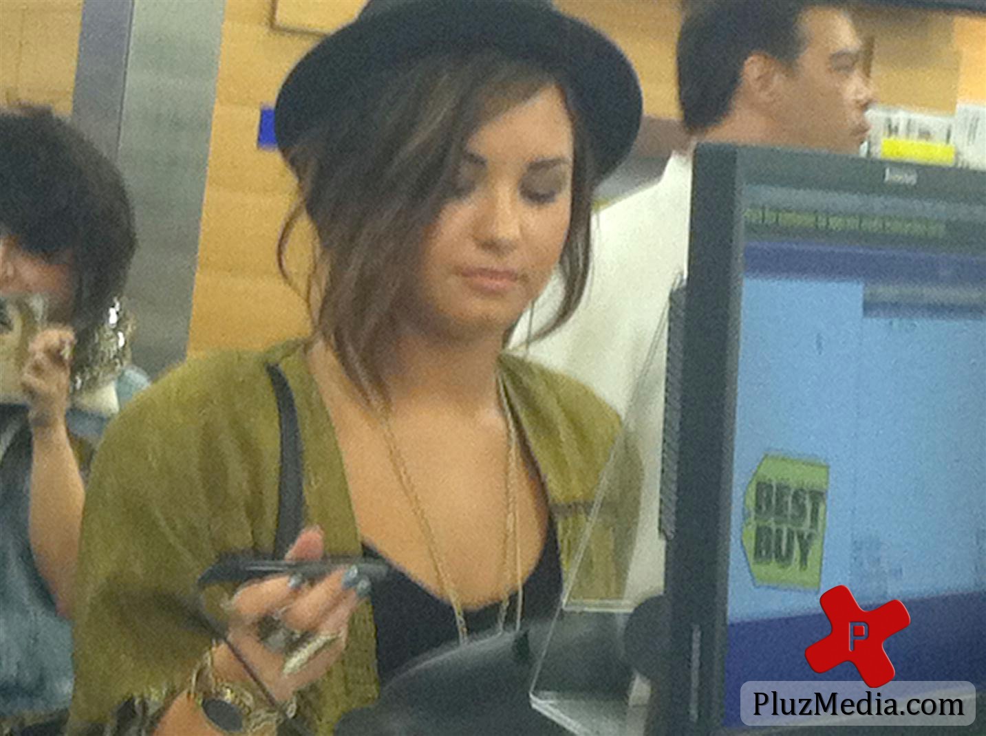 Demi Lovato buys her new cd at midnight | Picture 83099